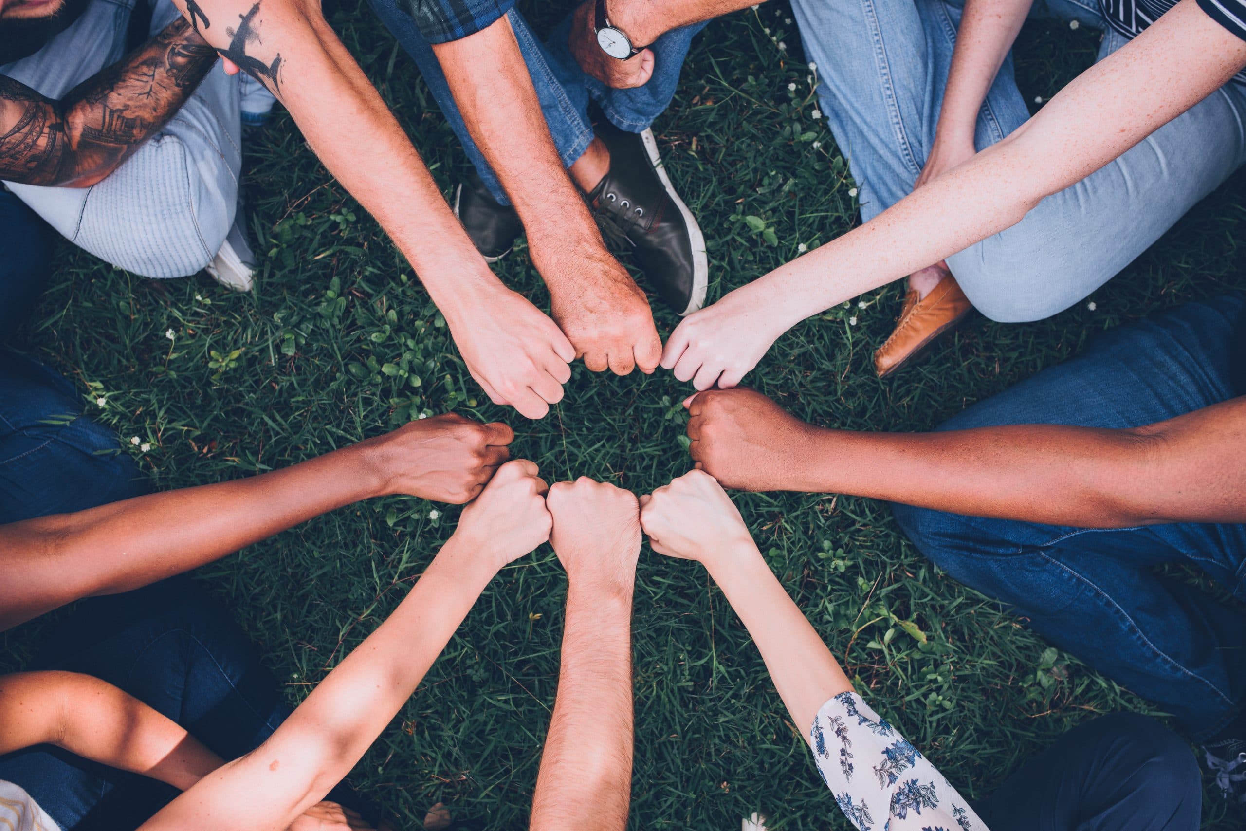Équipe rassemblée à la fin d'une activité de team building