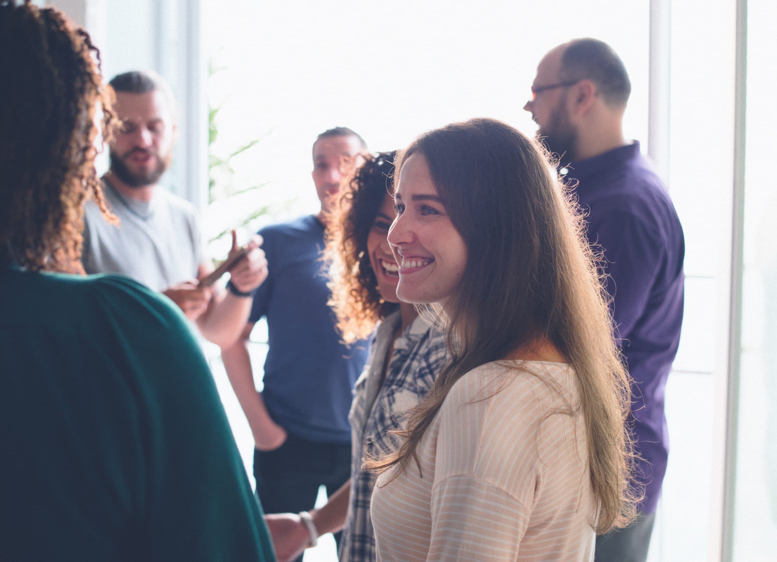 Collègues qui se rencontrent pendant une activité de team building