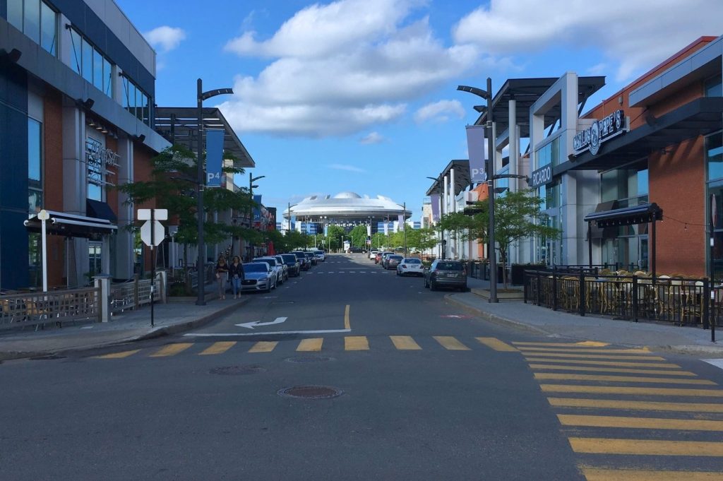 Vue du cinéma Colossus depuis la place centrale du Centropolis à Laval