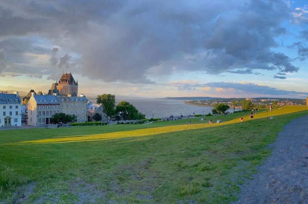Château Frontenac vu depuis le Parc du Bastillon-de-la-Reine, à Québec