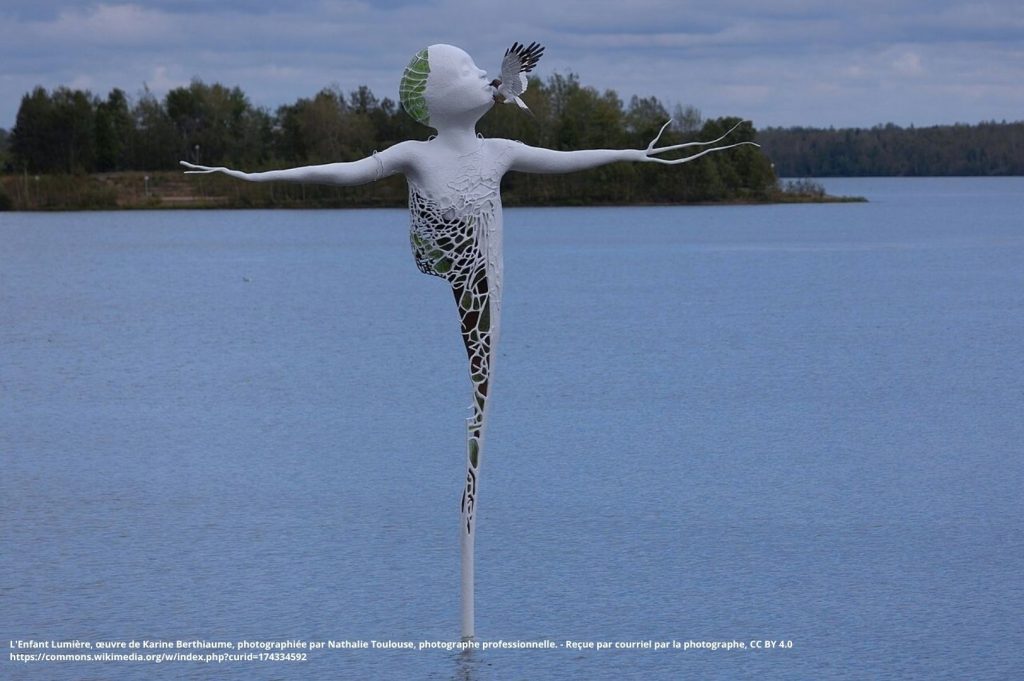Sculpture L'enfant Lumière dans le lac Osisko à Rouyn-Noranda
