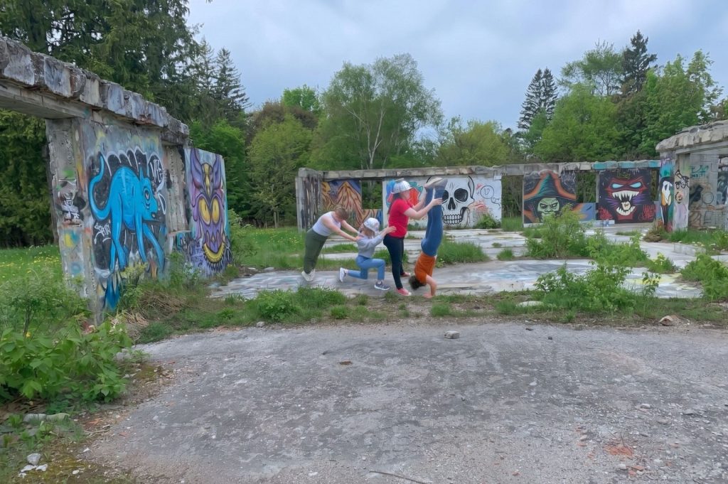 Équipe en pleine activité de team building dans les ruines de l'ancienne abbaye du parc de la Rivière-Etchemin, à Lévis
